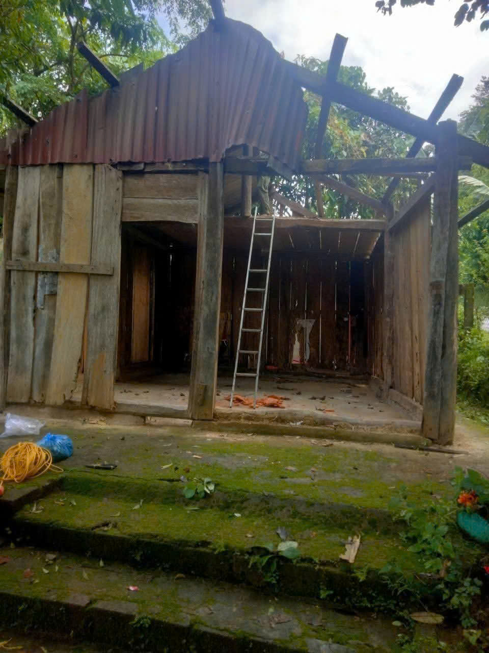 Bên trong khu nhà ăn tạm bợ, thiếu thốn
