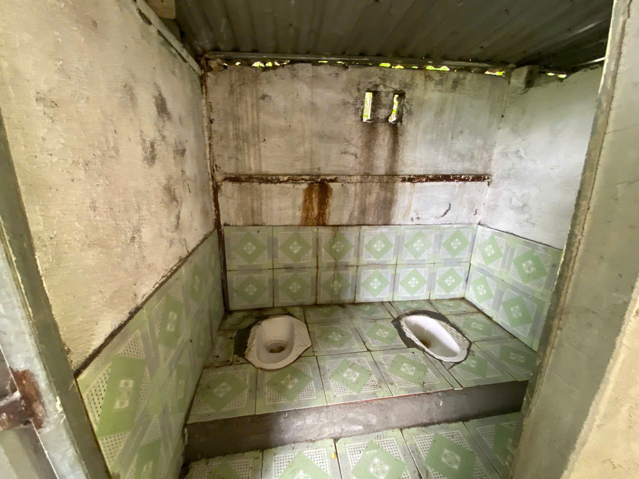Khu nhà vệ sinh xuống cấp